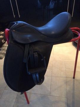 Wintec Cairs Saddle in Black. Extra wide fit with spare purple insert. With Leather Bridle,bit reins