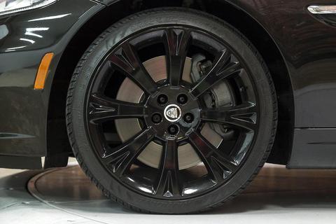 20” alloy wheels with tyres