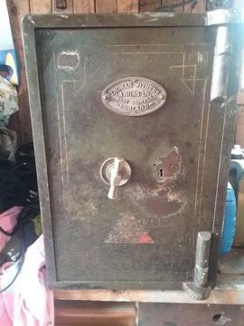 Vintage safe by Thomas withers and sons in good condition for age, comes with 2 keys