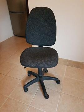 Swivel Office Chair excellent confition