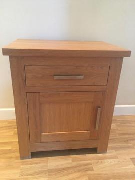 Merlot solid oak bedside table with chrome handle. One drawer, one door and in excellent condition