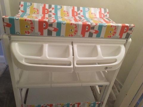 Baby changing unit with infant bath