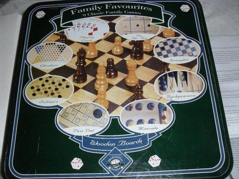FAMILY FAVOURITES - 9 CLASSIC BOARD GAMES WITH WOODEN BOARDS IN LOVELY TIN