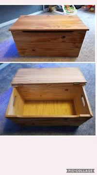 Pine toy box