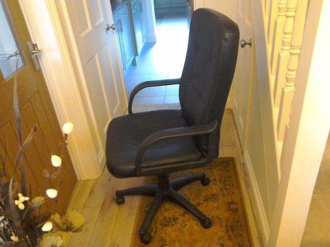 V good condition swivel chair in black leather look