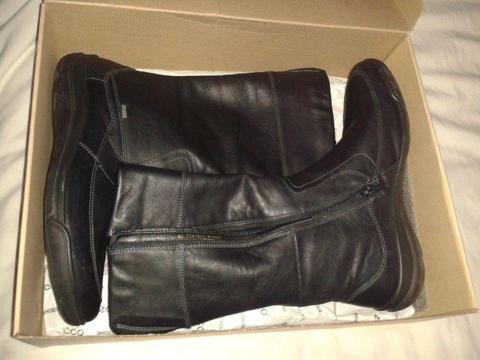 Barely worn quality Ecco soft Black Leather Goretex Boots with zip Size UK 7 (EUR 40) & original box