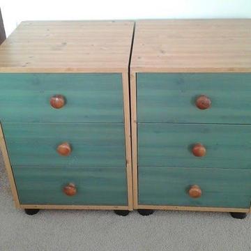MATCHING PAIR OF BEDSIDE CABINETS