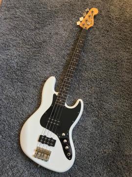 Fender Modern Player Jazz Bass, Olympic White, Rosewood Fingerboard, Black Scratchplate, Humbuckers