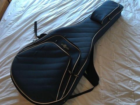 Gig Bag- Suitable for an acoustic guitar