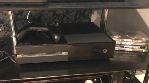 Xbox one, 4 games, 1 controller, in the box