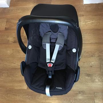 Maxi cosi pebble and base with extras