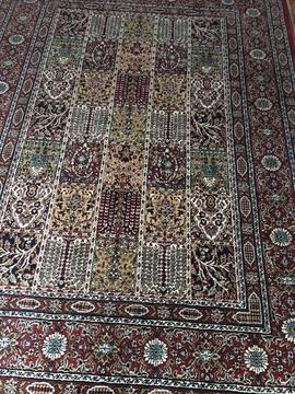 Large floor rug excellent condition