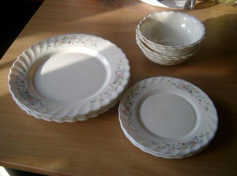 Set of Caravan crockery- 4 bowls, 4 large plates & 4 side plates