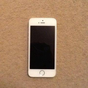 iPhone 5s White with charger and 4 cases