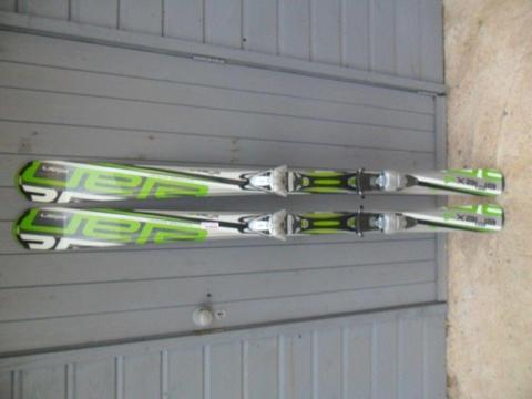 ELAN E-FLEX 4 SKIS WITH TYROLIA SL12 BINDINGS IN EXCELLENT CONDITION - 160CM LONG
