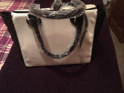 Black/off white large handbag (new)