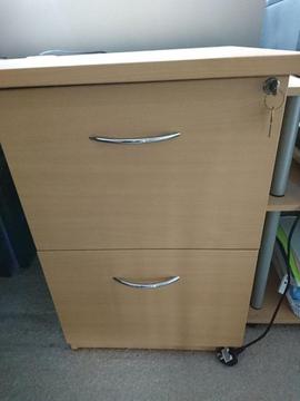 Home office desk in excellent condition, complete with 2 under desk cabinets