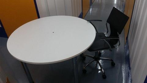 4ft Round Table In Good Condition