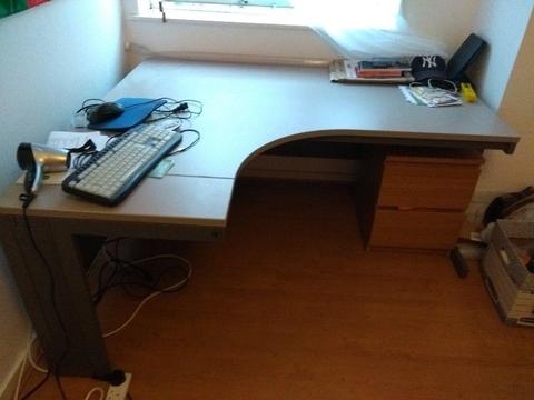 L-shape corner office desk (Very good value)