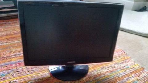 Samsung TV 20" screen . Good condition with remote