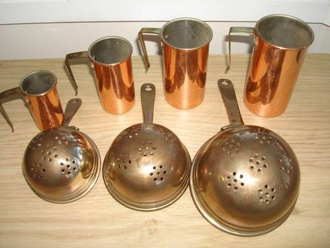 VINTAGE COPPER MEASURING CUPS + 3 VINTAGE HEAVY BRASS STRAINERS/SIEVES