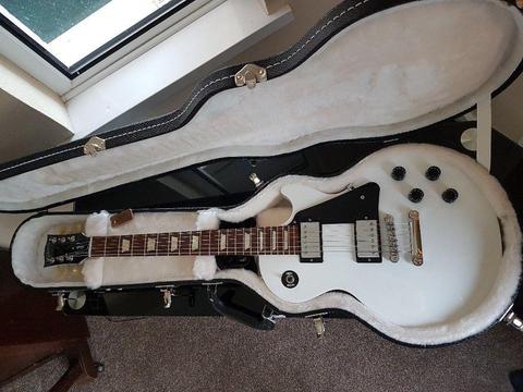 2012 Gibson Les Paul Studio in white. Great condition with original Gibson case £450
