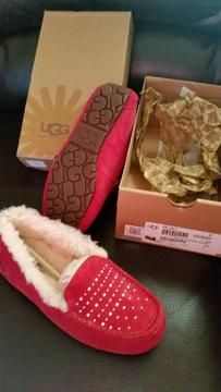 Ugg slippers genuine boxed