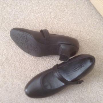 Ladies black hotter shoes