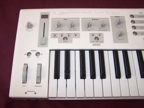 Emulator E-MU / EMU LONGboard Professional 61-Note USB & MIDI Keyboard / Synthesizer