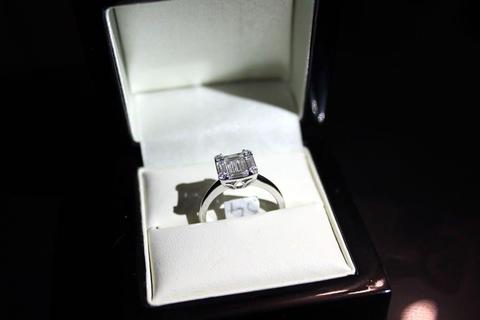 Diamond Ring Cluster Engagement 18ct White Gold 0,55ct Brilliant Baguette cut Clarity SI Colour F