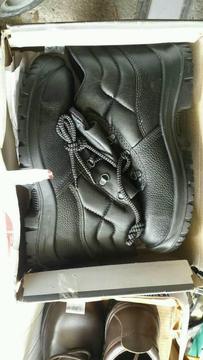 Safety boots / shoes