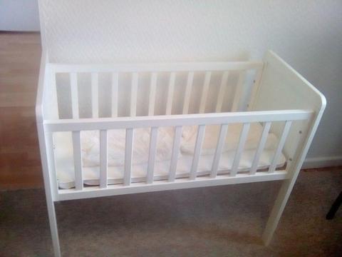 Crib for newborn baby. Mothercare. Includes mattress and 2 sheets