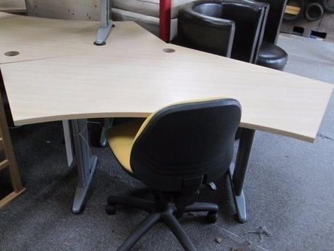 ***CHEAP***LARGE Solid Wood Office Desk/Clean/***DELIVERY CAN BE ARRANGED ***/GOOD CONDITION ***