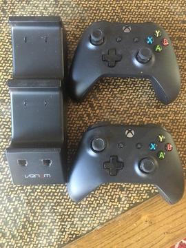 XBOX ONE Wireless Conrollers x2 (Inc rechargeable battery packs + dock)