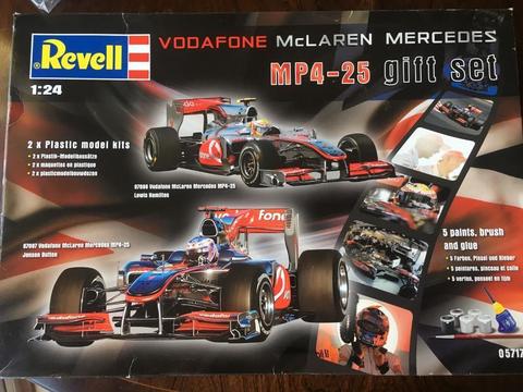 Revell 1:24 Vodafone McLaren Mercedes MP4-25 gift set