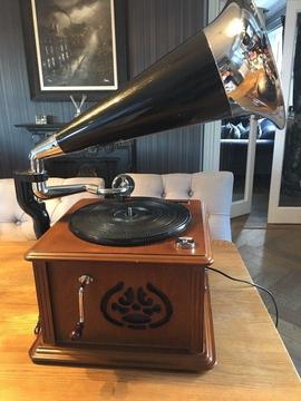 Soundmaster Retro gramophone featuring cd, radio, record and tape player