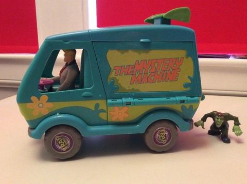 Scooby Doo Mystery Machine and 10+ Friends and Foes action figures
