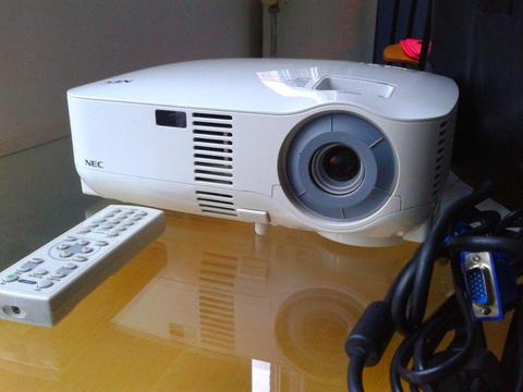 NEC VT695 Projector / Very Bright Image 2500 ANSI lumen / With New Lamp!