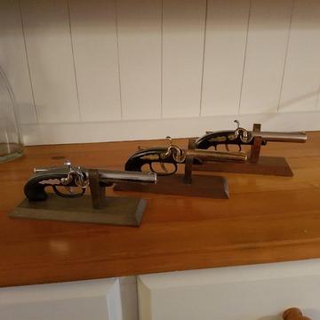 3 gun lighters with stands