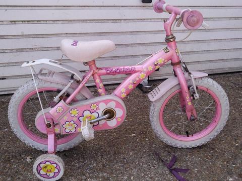 2 pink girles bikes 1 with 14 inch wheels 1 with 9 inch wheels both stablisers £40