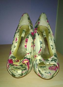 FREE FLORAL PEEP TOES SHOES - SIZE 3