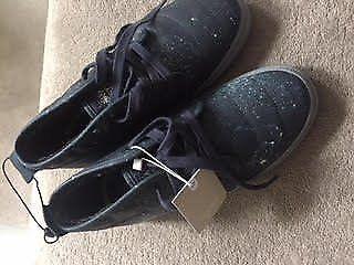Boys boots. Never worn (with tags). Size 4/4.5