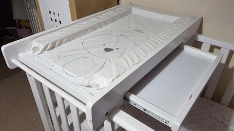 Cotbed changing table with changing mat