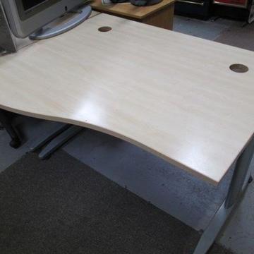 *****VERY CHEAP****LARGE Solid Wood Office Desk/Clean/DELIVERY CAN BE ARRANGED/GOOD CONDITION ***