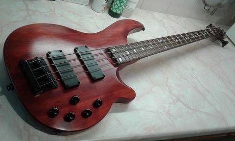 Tanglewood bass guitar - Good looking, entry level, active bass with beefy carry case