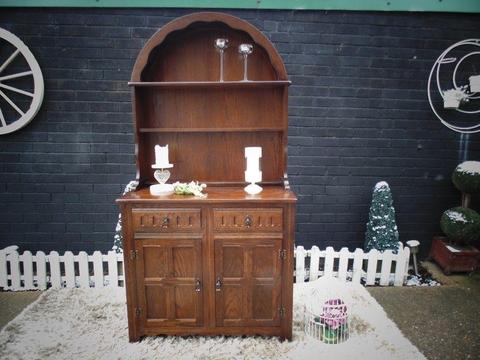 SOLID OAK DUTCH DRESSER BEAUTIFUL DETAILS COMES IN 2 PARTS FOR TRANSPORT VERY SOLID UNIT