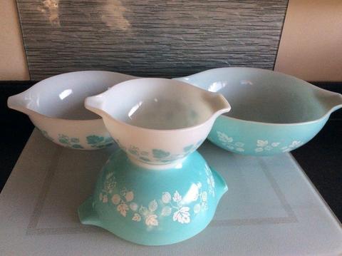 PYREX VINTAGE MIXING BOWLS. CINDERELLA NESTING MIX AND POUR. IN EXCELLENT CONDITION. £35