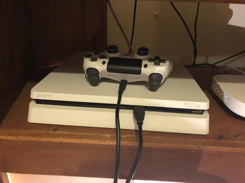 White PS4 + 6 games