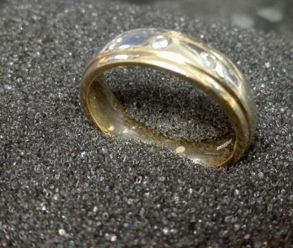 Beautiful Wedding ring with 3 Diamonds - white yellow gold