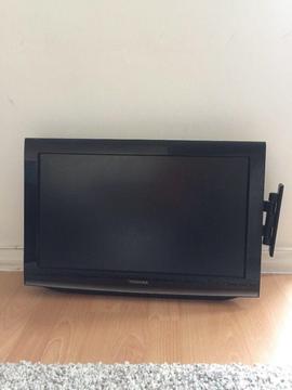 TV Toshiba with mount and DVD player